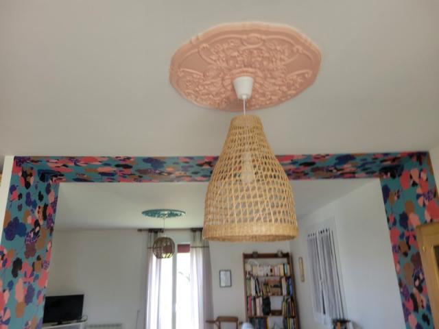 Salon rénové : papier peint fleuri pour structurer l’espace de vie