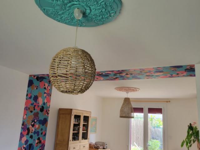 Salle à manger repensée : murs apaisants et décor fleuri assorti