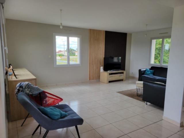 Séjour redessiné : touches d’argile douce pour structurer l’espace