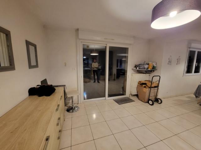 Séjour redessiné : touches d’argile douce pour structurer l’espace