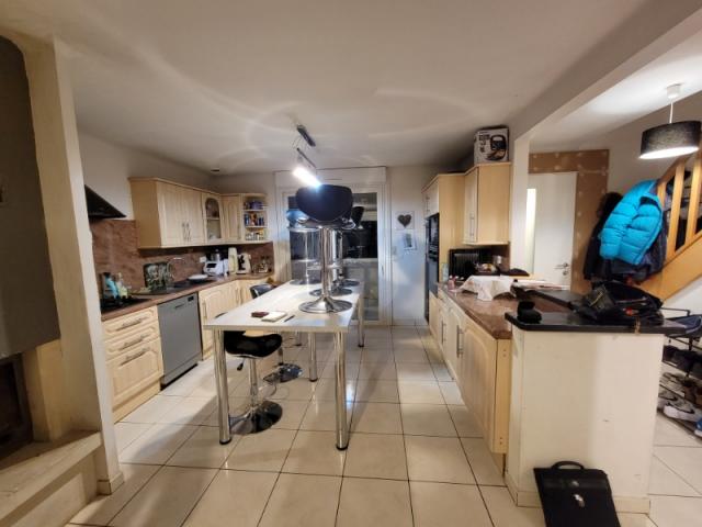 Cuisine rafraîchie : plafonds blancs et murs adoucis couleur sable chaud