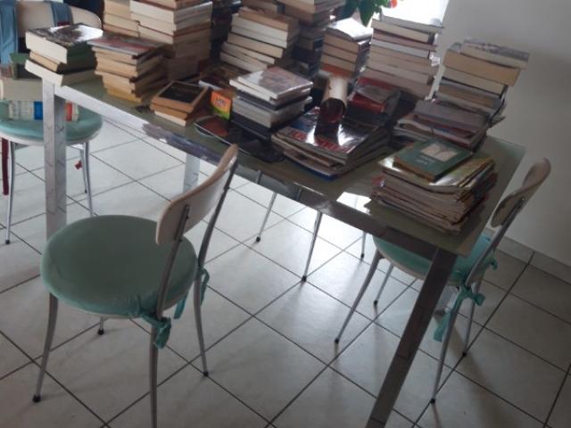 Révéler une entrée : une bibliothèque épurée qui respire la clarté
