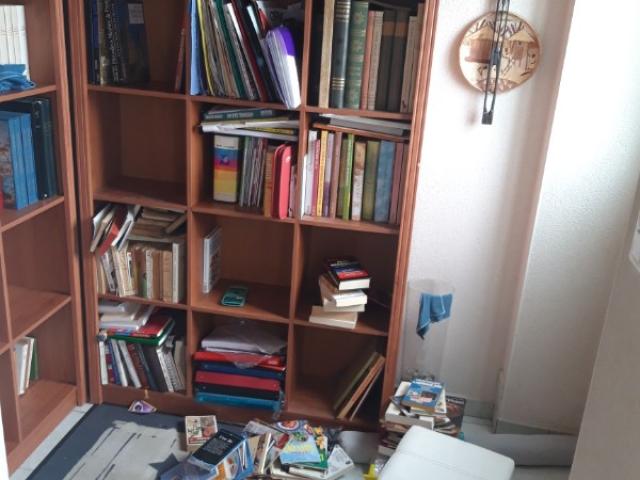 Révéler une entrée : une bibliothèque épurée qui respire la clarté